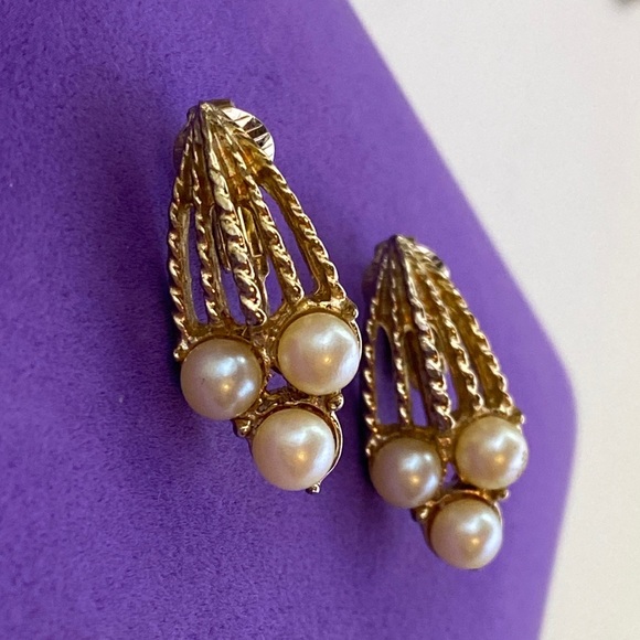 💛 Vintage Gold Plated Sarah Coventry Pearl Clip OnEarrings - Picture 1 of 6